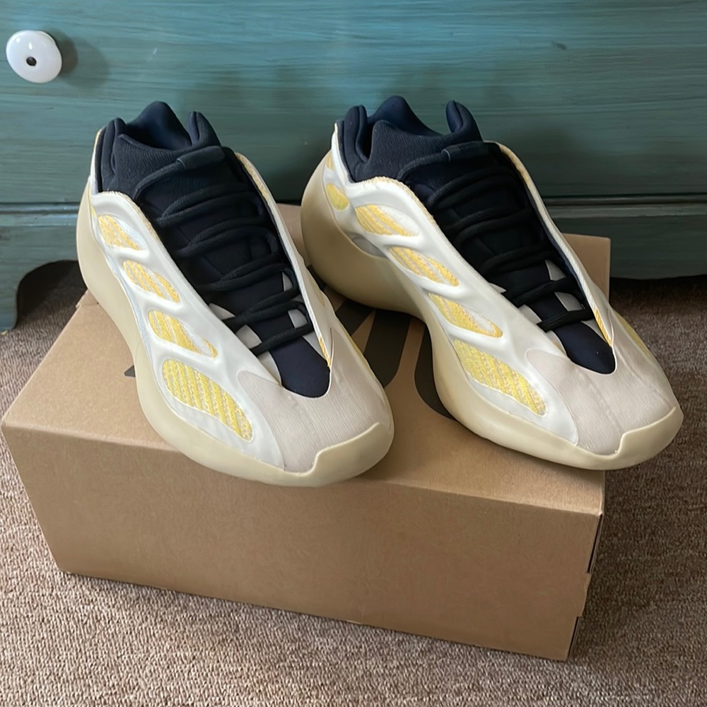 Yeezy 700 v3 in safflower size 7.5